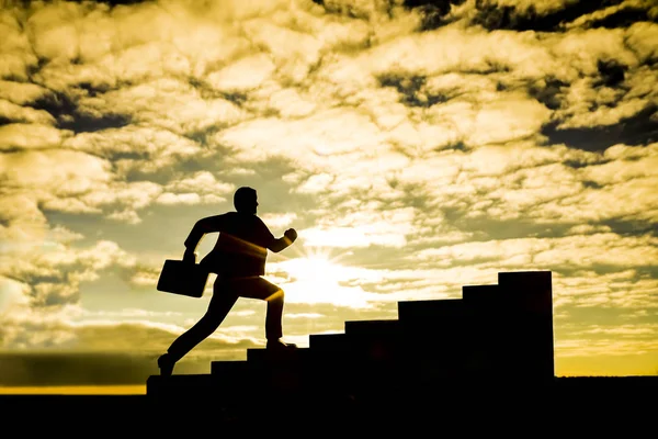 Silueta Empresario Con Estuche Corriendo Escaleras Arriba Fondo Del Cielo — Foto de Stock