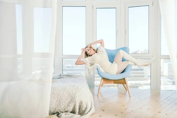 Kvinna Hemma Sitter Modern Stol Framför Fönstret — Stockfoto