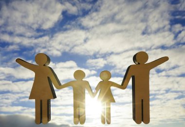  ahşap aile figürleri, mavi gökyüzü arka plan karşı 