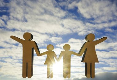  ahşap aile figürleri, mavi gökyüzü arka plan karşı 