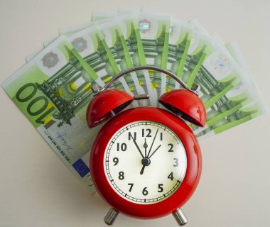 Euro banknot ve çalar saat. İş geçmişi