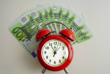 Euro banknot ve çalar saat. İş geçmişi