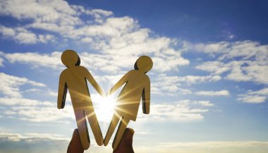 mavi gökyüzü arka plan ile çift erkek ve kadın ahşap işaretler. 