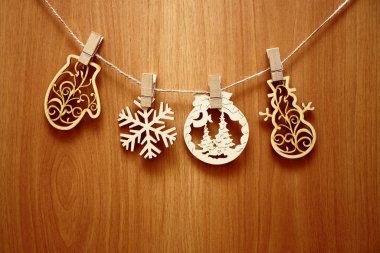 ahşap figürler - kardan adam, eldivenler, kar tanesi PIN, ahşap çit arka plan iş parçacığında dayan. neşeli Noel ve yeni yıl zemin. 