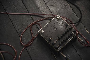 Stüdyo yerdeki telleri ile müzikal etkileri Pedal