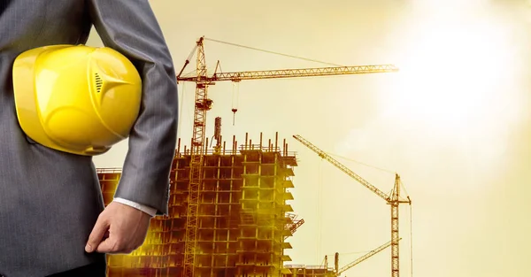 Ingenieur Holding Gele Helm Voor Veiligheid Van Werknemers Achtergrond Van — Stockfoto