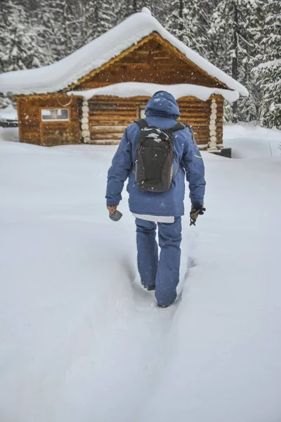 Vue Arrière Man Revient Maison Dans Snow Storm Près Maison — Photo