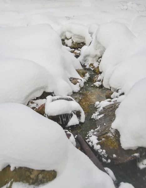 Zamarznięta Rzeka Pobliżu Lasu Lód Czystej Wody Funt Lub Creek — Zdjęcie stockowe