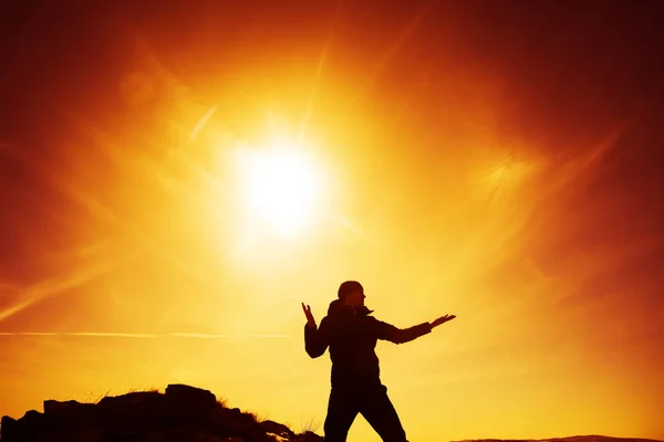 Silueta Del Hombre Contra Cielo Del Atardecer Con Nubes Sobre — Foto de Stock