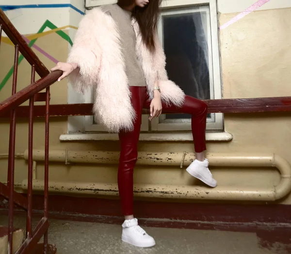 Koridor Arka Planda Poz Moda Öğrenci Kız — Stok fotoğraf