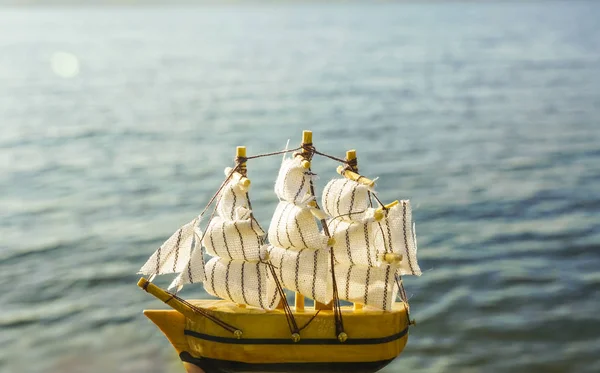 Vintage Zeilboot Tegen Zeewater Achtergrond — Stockfoto