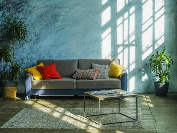 sıcak, modern oturma odasında erken akşam. iç arka plan. kanepe yastıkları ile