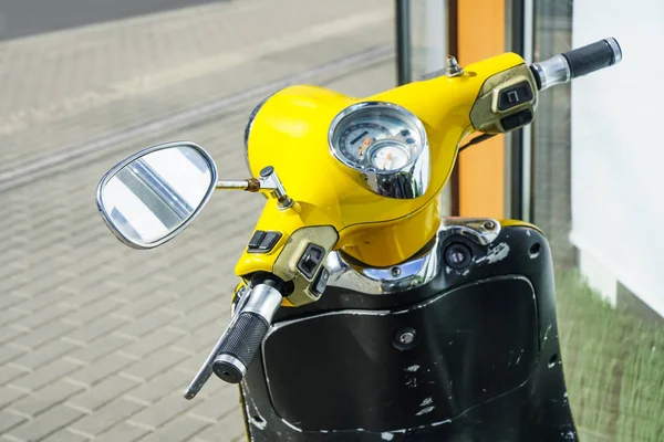 Motorkerékpár Motoros Bicikli Jármű Nyári Utcai Háttérben Yelloew Moped — Stock Fotó