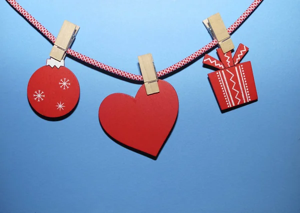 Coeur Rouge Jouet Noël Boîte Cadeau Accroché Sur Des Pinces Images De Stock Libres De Droits