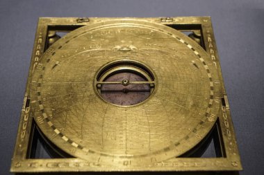 Wien, Avusturya-Kasım 08, 2017: Armillary Sundial Zodiac küresel Astroloji Kaide. Altın Astrolabe. yıldızlı gökyüzünde takımyıldızları 