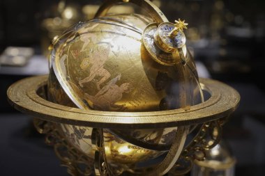Vienna, Avusturya - 08 Kasım 2017: Armillary güneş saati zodyak küresel Astroloji Kaide. Altın usturlap. yıldızlı gökyüzündeki takımyıldızları 