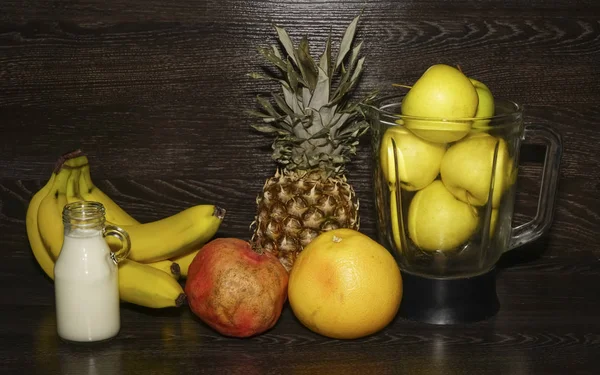 Licuadora Completa Con Manzanas Amarillas Cerca Pie Una Piña Pomelo — Foto de Stock