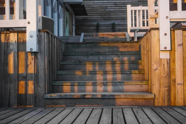 夏の日当たりの良いビーチバーの木製の階段 — ストック写真