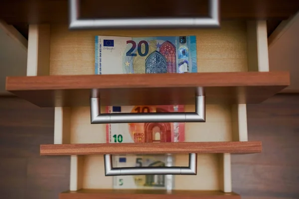 打开抽屉柜中不断上涨的欧元纸币 二十张 商业理念的成功 — 图库照片