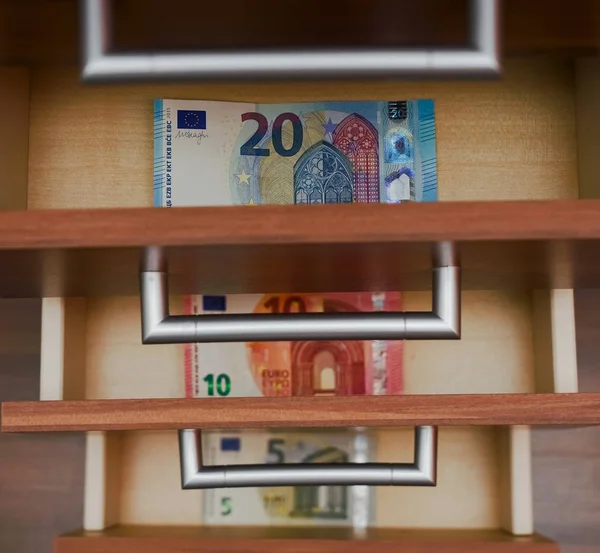 打开抽屉柜中不断上涨的欧元纸币 二十张 商业理念的成功 — 图库照片