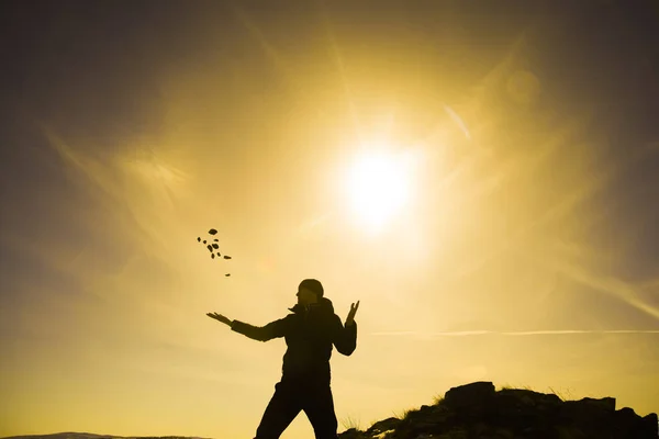 Silueta Del Hombre Lanzar Muchas Piedras Contra Cielo Puesta Del — Foto de Stock