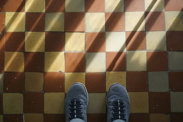 Joven Pie Con Vista Superior Par Zapatillas Deporte Escalera Hecha —  Fotos de Stock