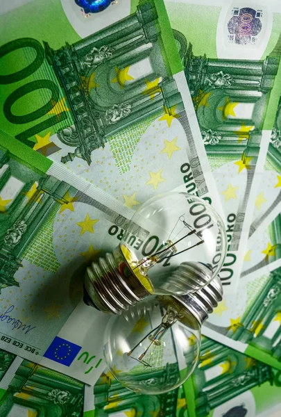 Twee Enegy Saver Bollen Meer Dan 200 Eurobiljetten Achtergrond — Stockfoto