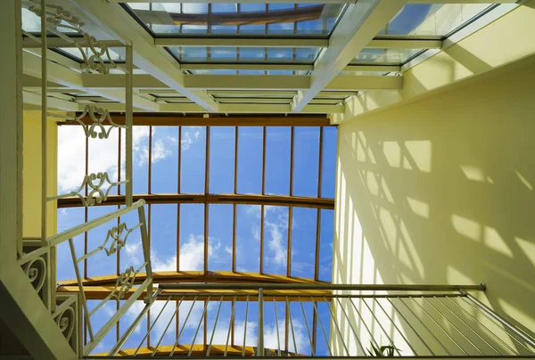 Interior Fundo Construção Vidro Telhado Vista Superior Contra Céu Azul — Fotografia de Stock