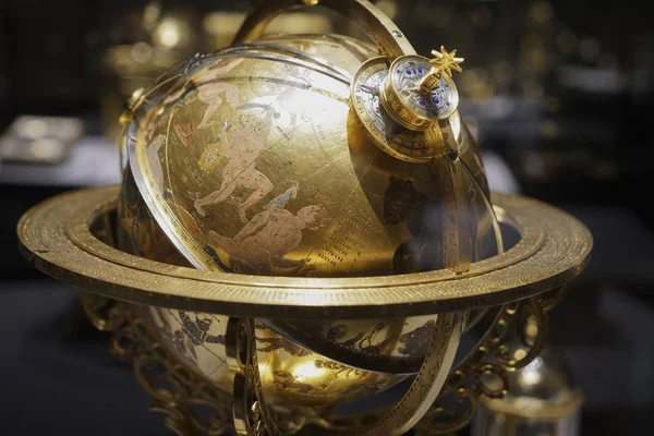 Vienna, Avusturya - 08 Kasım 2017: Armillary güneş saati zodyak küresel Astroloji Kaide. Altın usturlap. yıldızlı gökyüzündeki takımyıldızları 