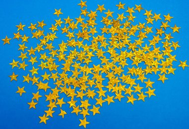 Çok sarı yıldız konfeti mavi zemin üzerine düşen rasgele. Davetiye tasarım.