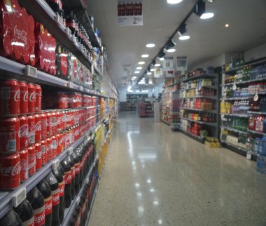 Barselona, İspanya - 26 Kasım 2017: Marketrafında coca cola içecek şişesinin çeşitlilerini sergile. metal olabilir ve plastik şişeler.  