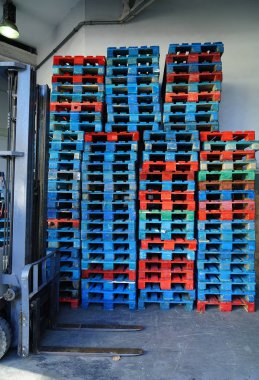 ahşap paletarka yeni mavi forklift kamyon. çatal kaldırma 