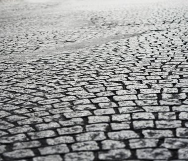 Antik şehir merkezinde ki tarihi taş parkeler, iş yeri binası nın arka planında dır. Kaldırım yaya geçidi.