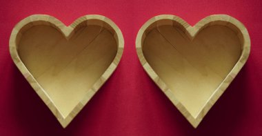 iki boş ahşap kalp kutu kırmızı zemin üzerine. yazıt için boş kopya alanı. mutlu sevgililer günü. 