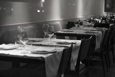 Cafe ya da restoranda yemek masalarını ayarla. Restoranda güzel servis edilen masalar.. 