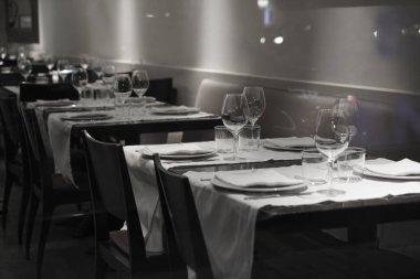 Cafe ya da restoranda yemek masalarını ayarla. Restoranda güzel servis edilen masalar.. 