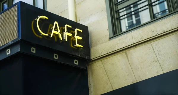 Fachada Exterior Café Sinal Preto Com Palavra Amarela Inscrição — Fotografia de Stock