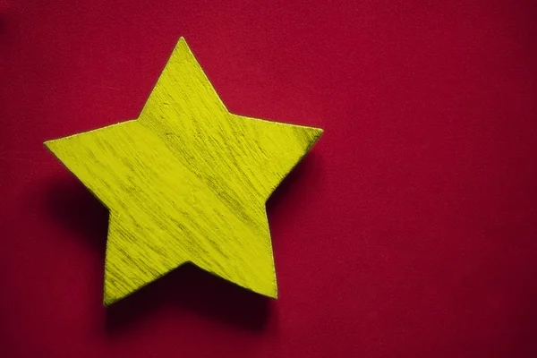 Uma Estrela Madeira Fundo Vermelho Espaço Cópia Vazio Para Inscrição — Fotografia de Stock