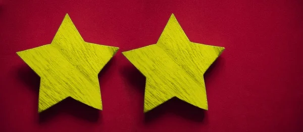 Dos Estrellas Madera Sobre Fondo Rojo Espacio Copia Vacío Para — Foto de Stock