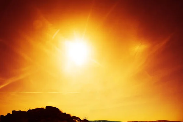 Solnedgång Himmel Med Moln Över Horisonten Peak Mountain Vid Solens — Stockfoto