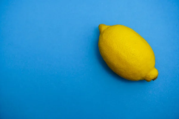 Limón Amarillo Entero Sobre Fondo Papel Azul — Foto de Stock