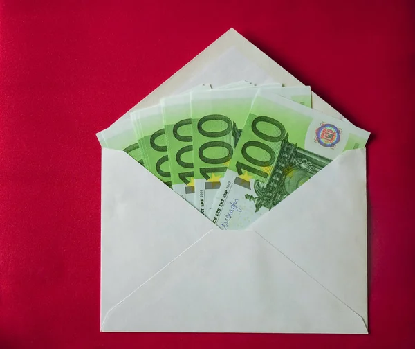 Mnoho Hodně 100 Eurobankovek Obálce Leží Červeném Pozadí — Stock fotografie