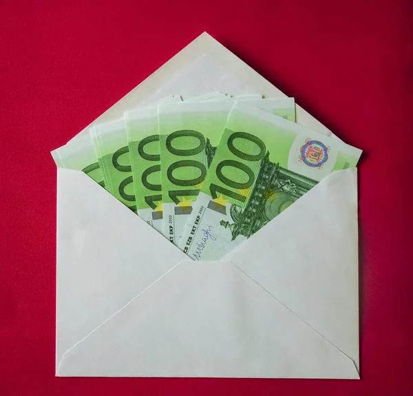 Muitos Muito 100 Euro Notas Envelope Mentira Fundo Vermelho — Fotografia de Stock