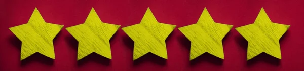 Cinco Estrelas Madeira Sobre Fundo Vermelho Espaço Cópia Vazio Para — Fotografia de Stock