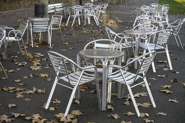 Café Verão Vazio Livre Mesas Metal Cadeiras Folhas Caídas Chão — Fotografia de Stock