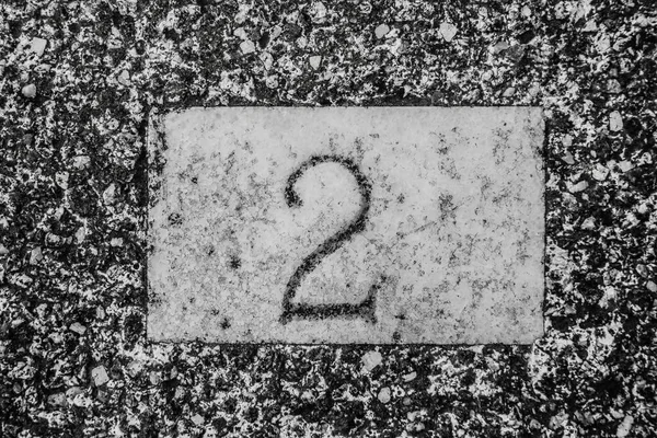 Черный Номер Два Изолированный Светло Серой Белой Стене Текстура Камня — стоковое фото