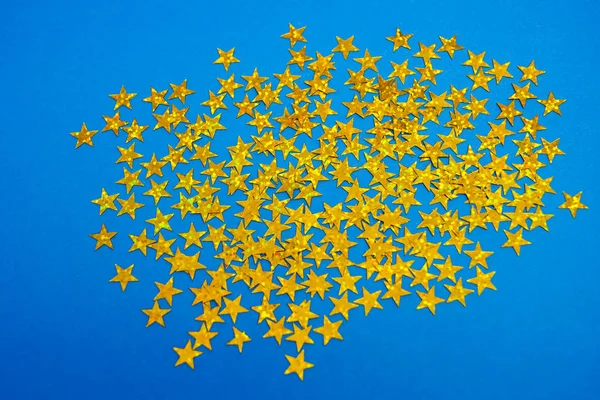 Beaucoup Étoiles Jaunes Tombant Hasard Confettis Sur Fond Bleu Conception — Photo