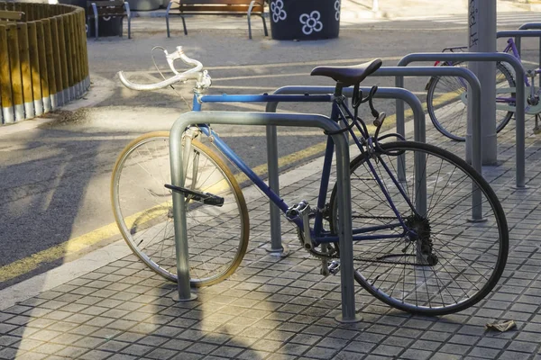 城市自行车在城市背景下具有固定机制 老运动嬉皮士自行车 复古时尚的自行车在城市 — 图库照片
