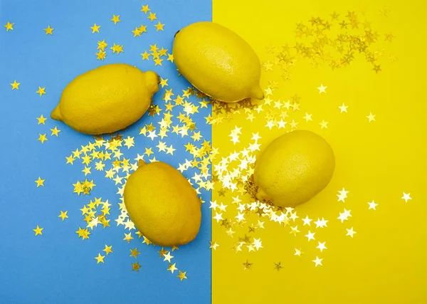 Четыре Желтых Лимона Бумажном Желтом Синем Фоне Продовольственный Фон — стоковое фото