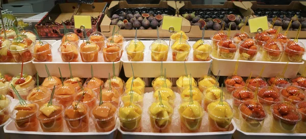 Marktplatz Früchte Den Plastikbechern Verschiedene Tropische Früchte — Stockfoto